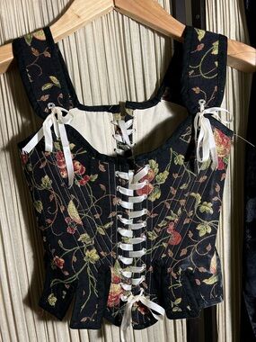 1700’s Front / Back Lace up Stay 🌻😎